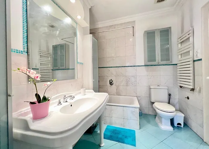 Exclusive Colourful Flat In The City